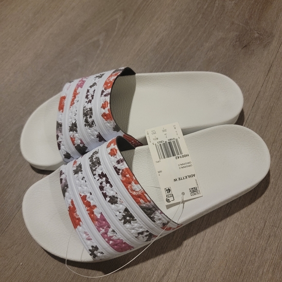 Adidas Adilette Sliders - Picture 4 of 6